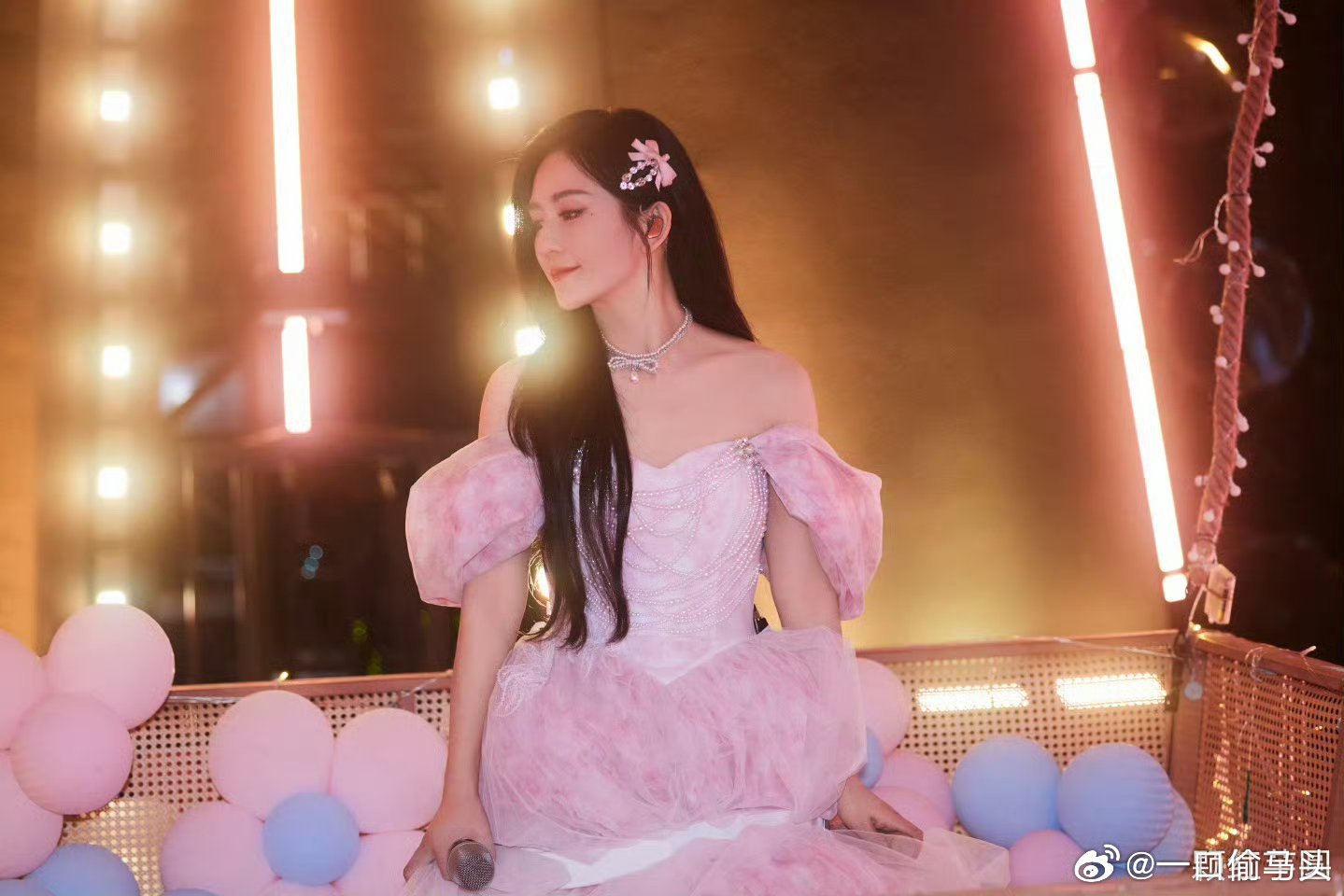 谢娜乘风2026乘风见证人从参赛姐姐到见证全场。老熟人坐镇太有安全感了，全程陪姐