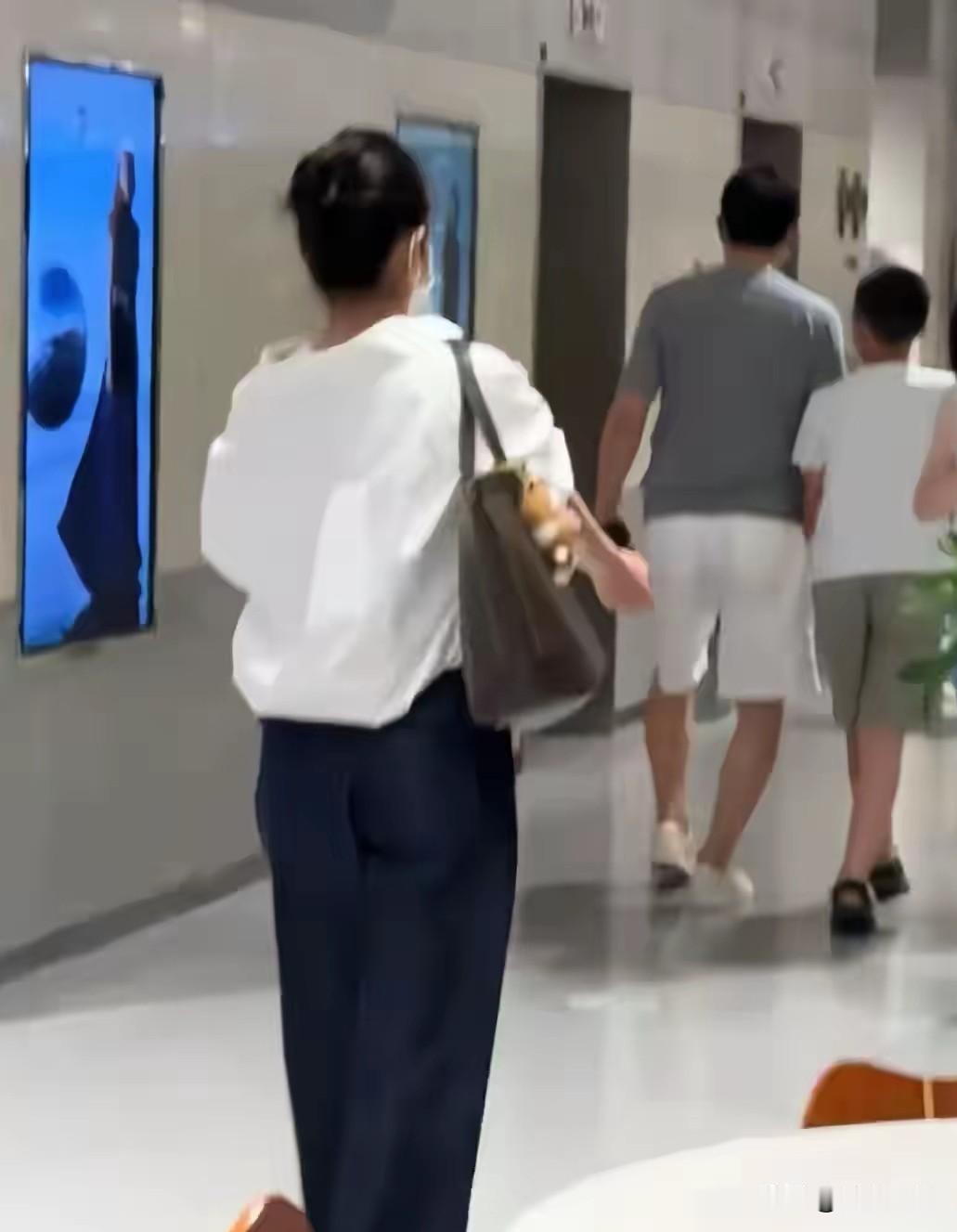 王新军和秦海璐的儿子十一岁，长得这么高了。
这肯定是学校放假了，一家三口出门旅游