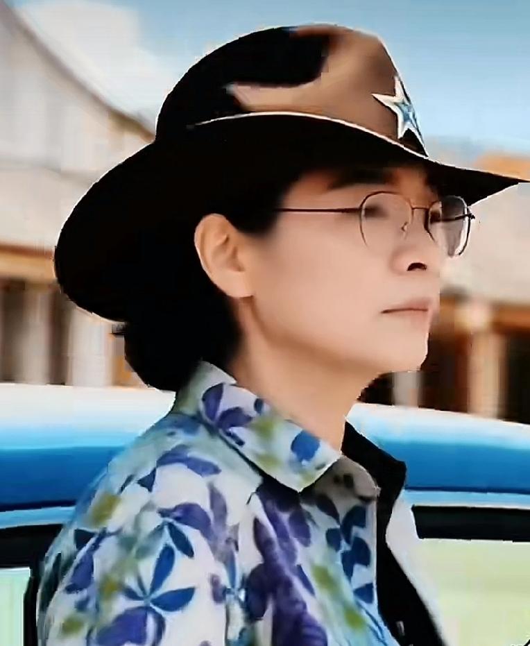 柴桑大姨的直播发言从来都带着一股清醒劲，一句“精准连麦绝不是偶然”直接点破了流量