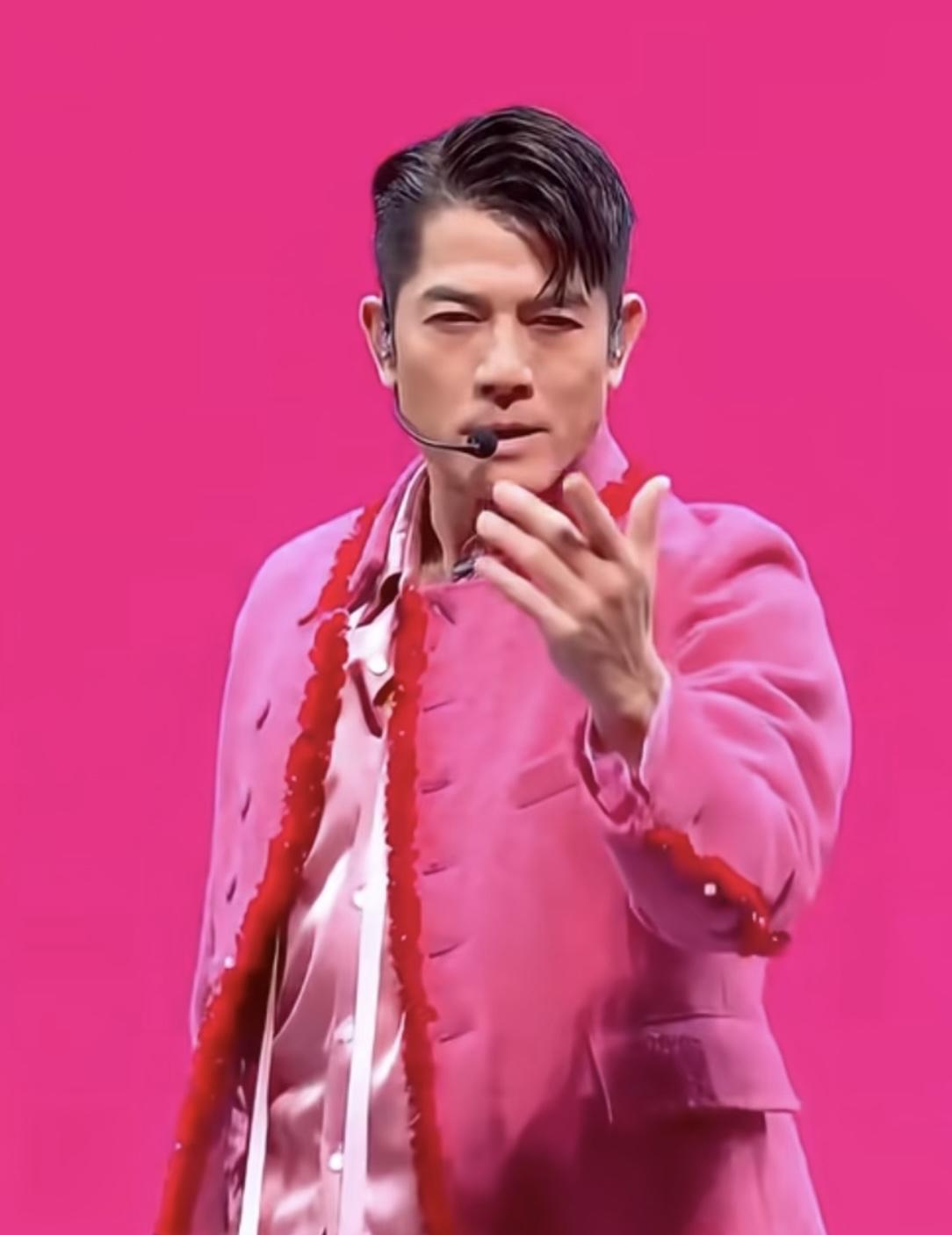 59岁郭富城春晚开场就“炸了”，直接把伴舞小鲜肉甩在身后，你敢信这是真的？
他跳