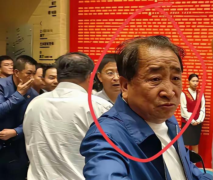 微头条日记

姜昆真的老了。回望过往，他曾经站在舞台上，给一代又一代全国观众带去