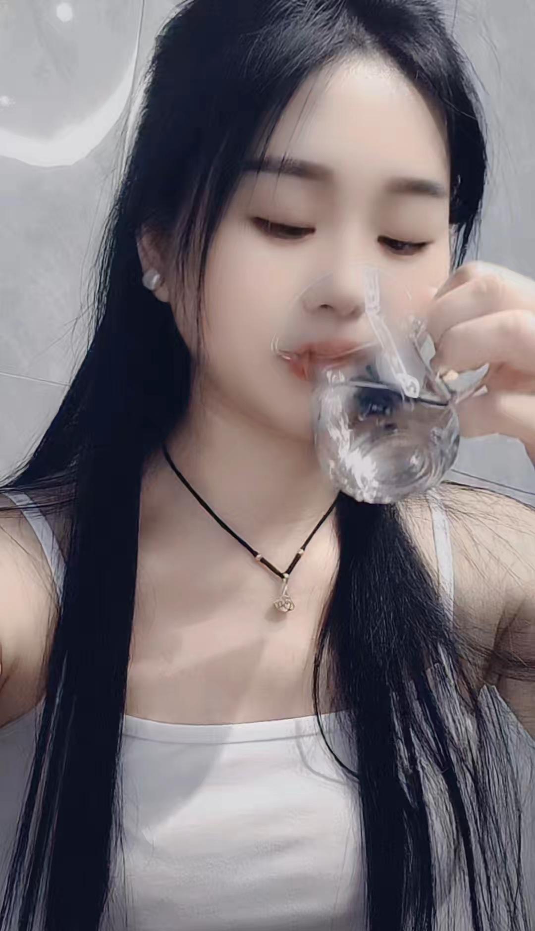 劝你别喝酒的人，一定很爱你。陪你喝酒的热面一定很懂你。能送你回家的人一定很疼你。