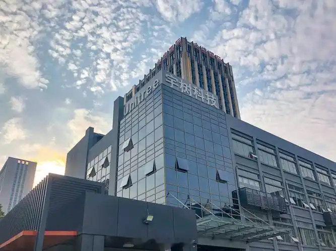 宇树机器人再登春晚【宇树成为2026春晚机器人合作伙伴】今日晚间，宇树科技官方宣