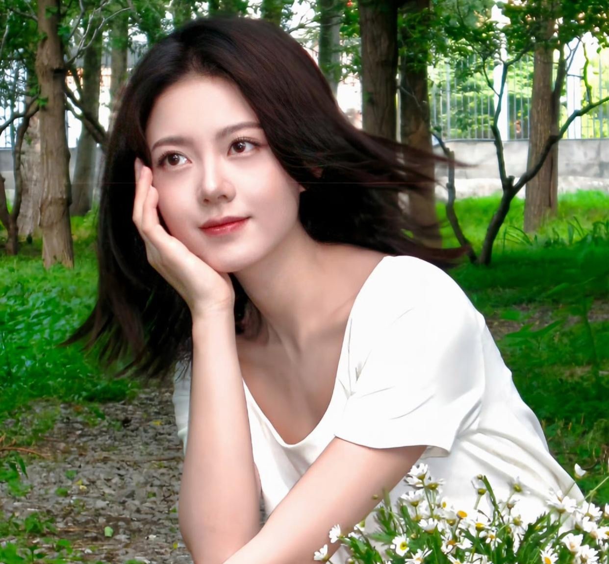 miumiu终于把赵今麦拍对一次：恬静秀丽，仿佛有一种淡淡的清香。 