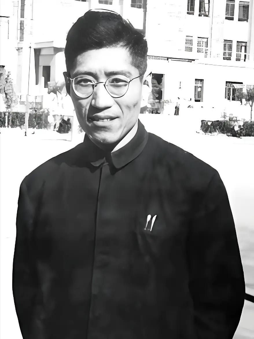 1945年，公费赴美的青年学子陆元九因为饥饿难耐，在用餐时多拿了一个面包，现场一
