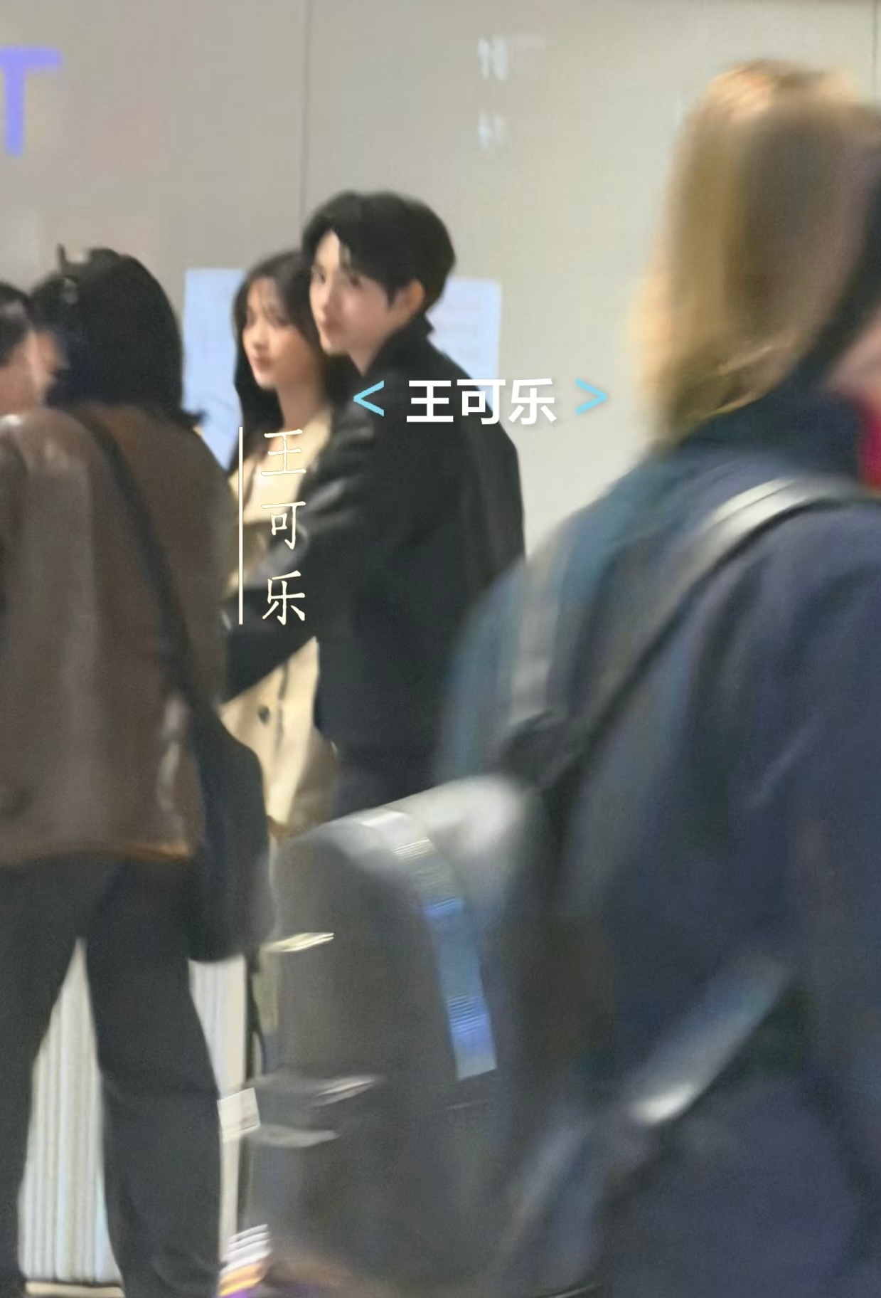 柏林机场偶遇杨超越董思成杨超越董思成柏林机场拍摄路透 接贴主这样的追星运 