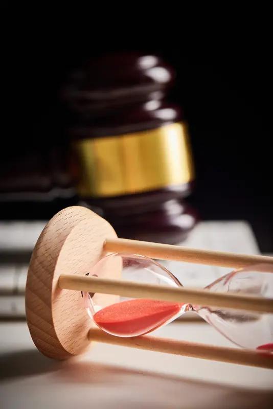 一张手写欠条就像一位沉睡了超十年的“老古董”，就算它内容清晰，债务人也点头认可，