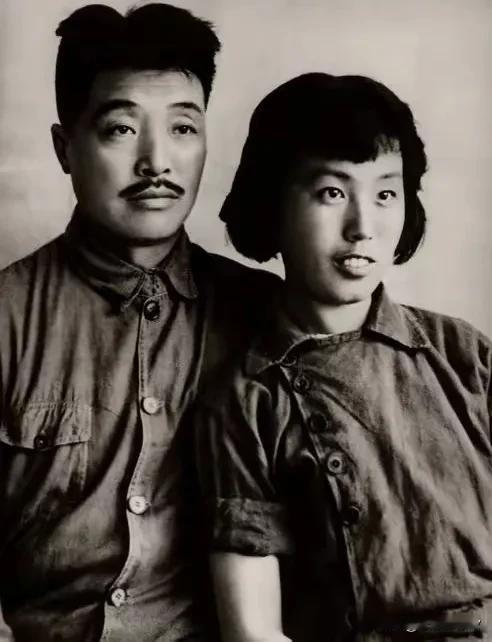 这是贺龙元帅与夫人薛明的战时合影，朴素军装衬出二人纯粹的革命底色。硝烟岁月里二人