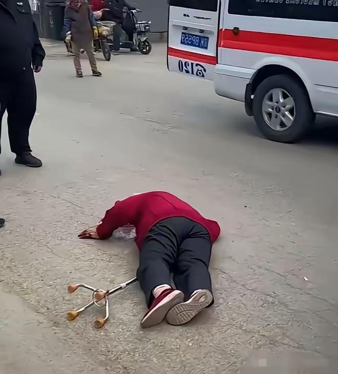 杭州62岁阿姨摔倒躺在路边25分钟，路人不敢上前搀扶，救护车接进急诊，她一口咬定