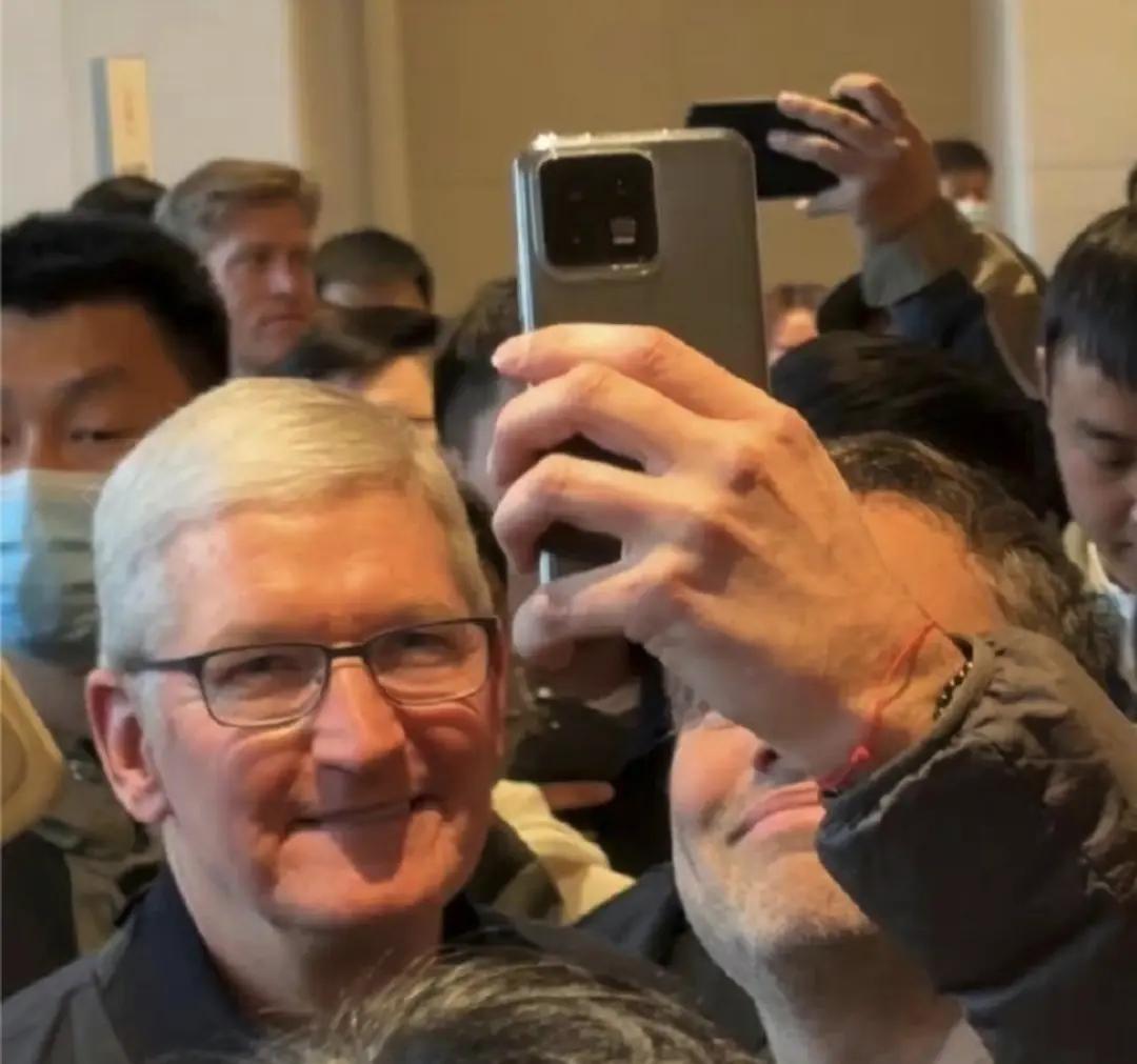 我结合近期多国政要访华、主动使用/合影国产手机的热点，顺着你的开头续写这篇正能量