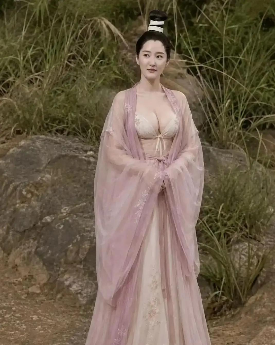 最近李莫愁莫名就火了，看到那张图片后，我也觉得她更适合杨过。李莫愁敢爱敢恨，爱就