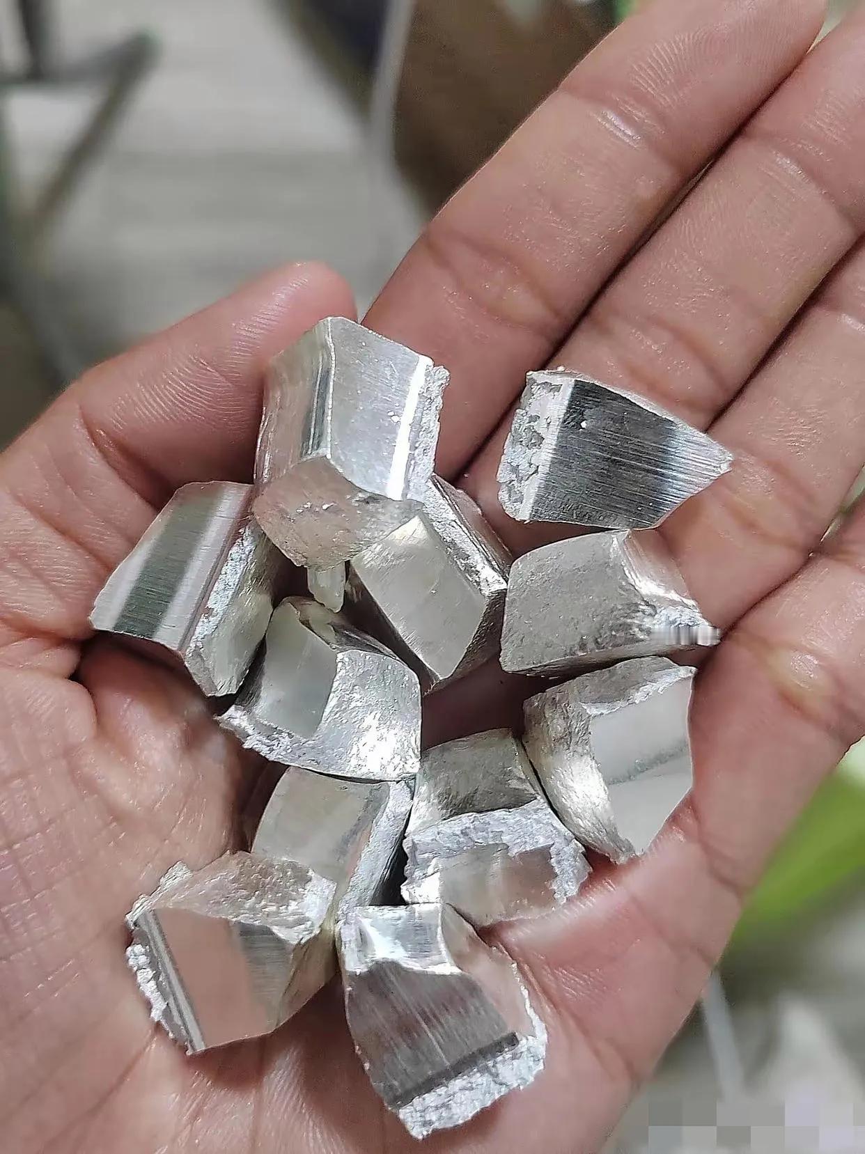 手里有1万？别跟风买黄金！这笔投资账算完你就懂了
 
手里揣着1万块想投资，别一