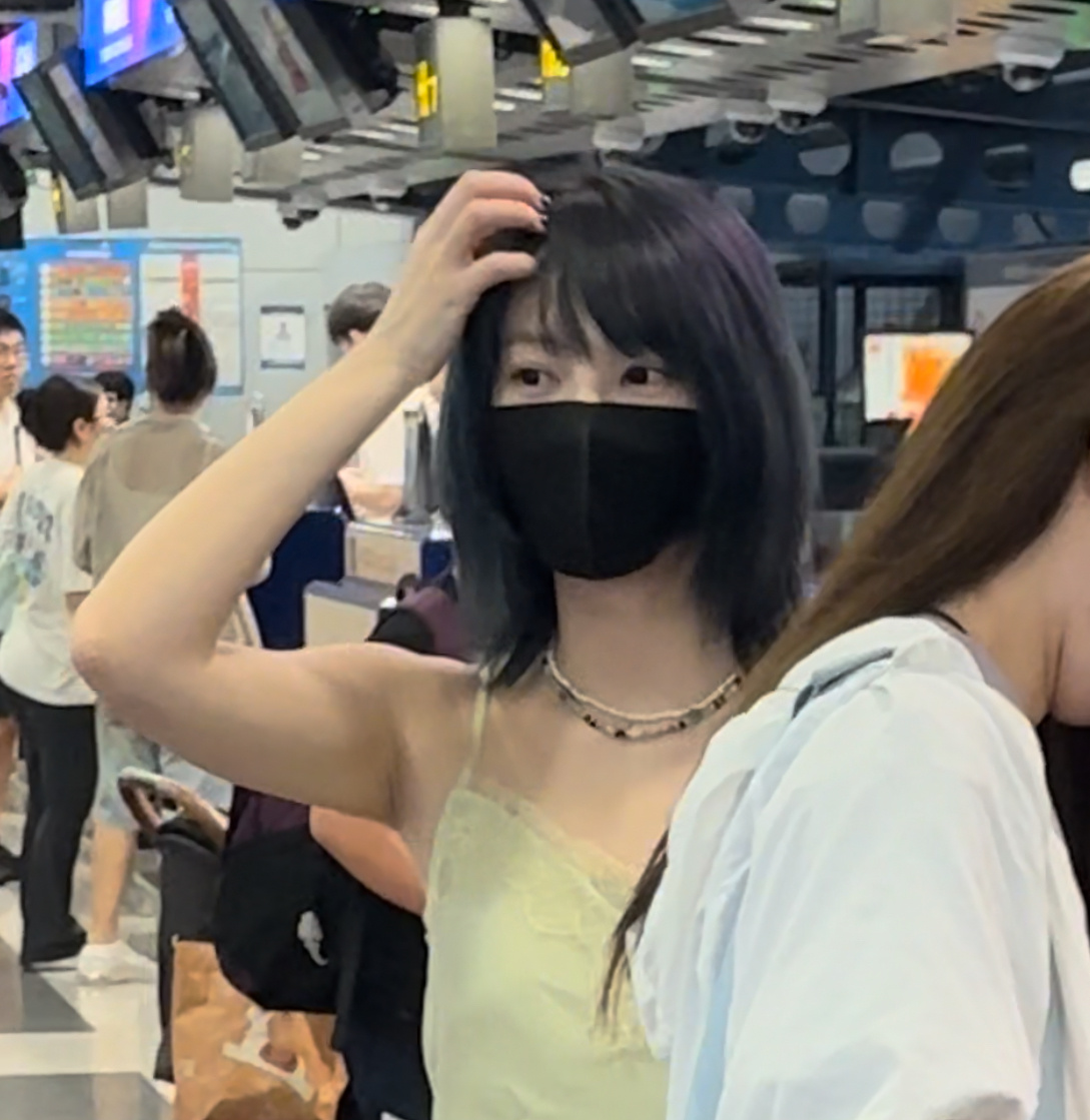 我对着这样一个宝子说 你知道你口罩戴反了吗她就开始手忙脚乱懵逼ing ​​​