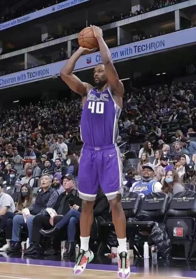 据NBA 分析网报道，独行侠侧翼锋线薄弱问题将得到改善，目前球队正与国王队正在商