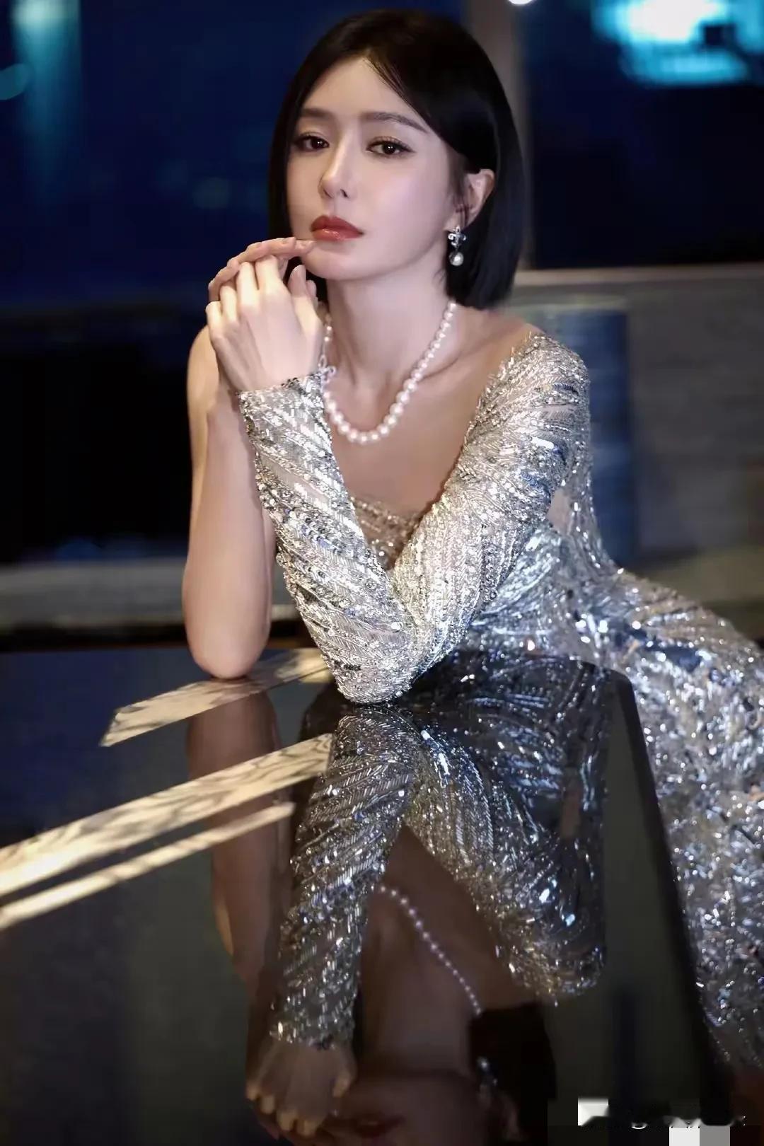 黄晓明历任绯闻女友身上的优点，叶柯全部符合，怪不得就是她了
秦岚的腰，李菲儿的臀
