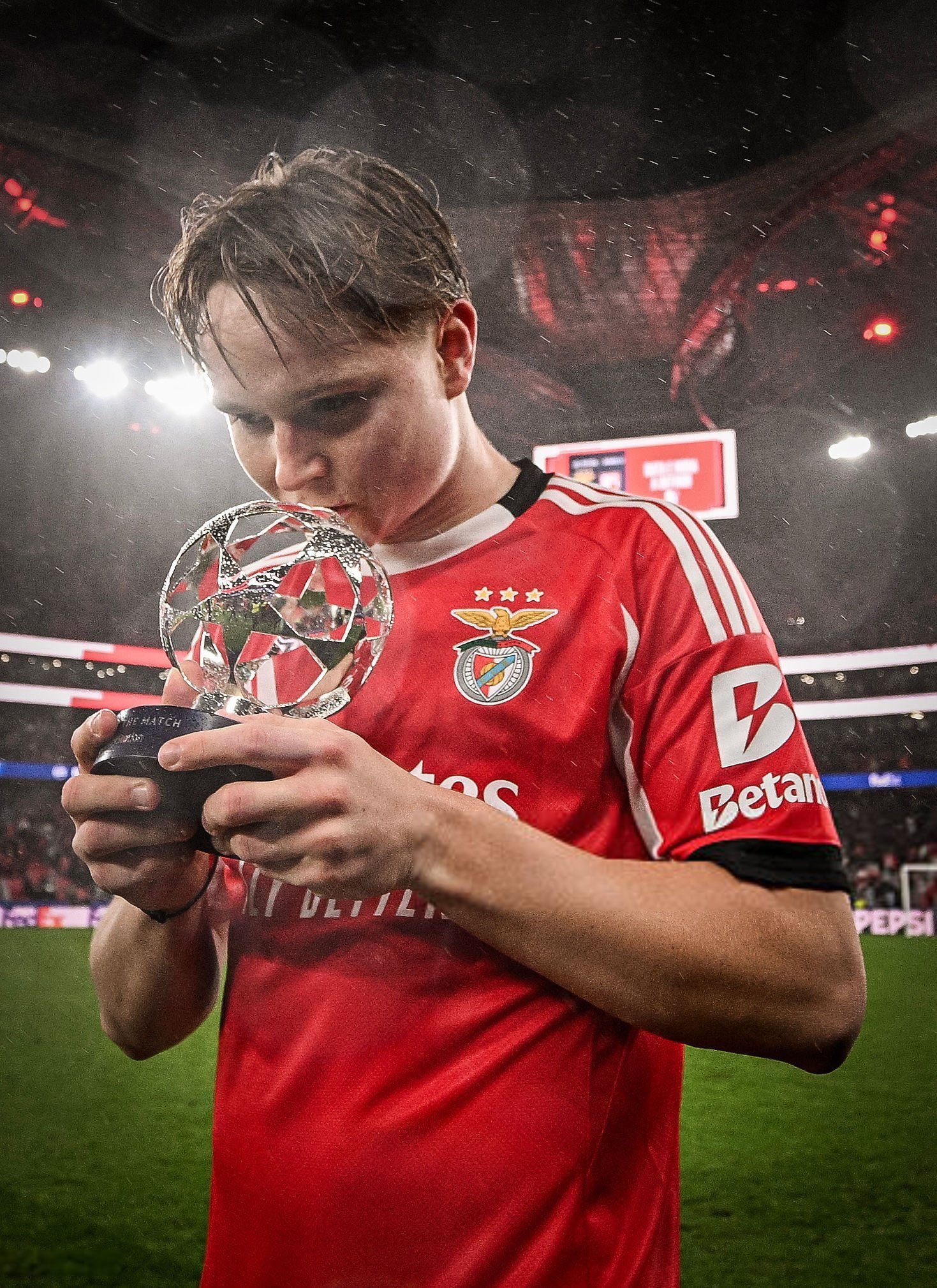 问：巴塞罗那对你很感兴趣…… 安德烈亚斯·希尔德罗普（本菲卡）：我之前并不知道这