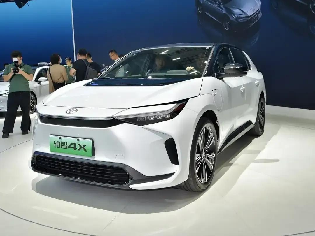 2024年4月轿车零售销量排行榜上，排名第一的是比亚迪秦PLUS，第二位的是比亚
