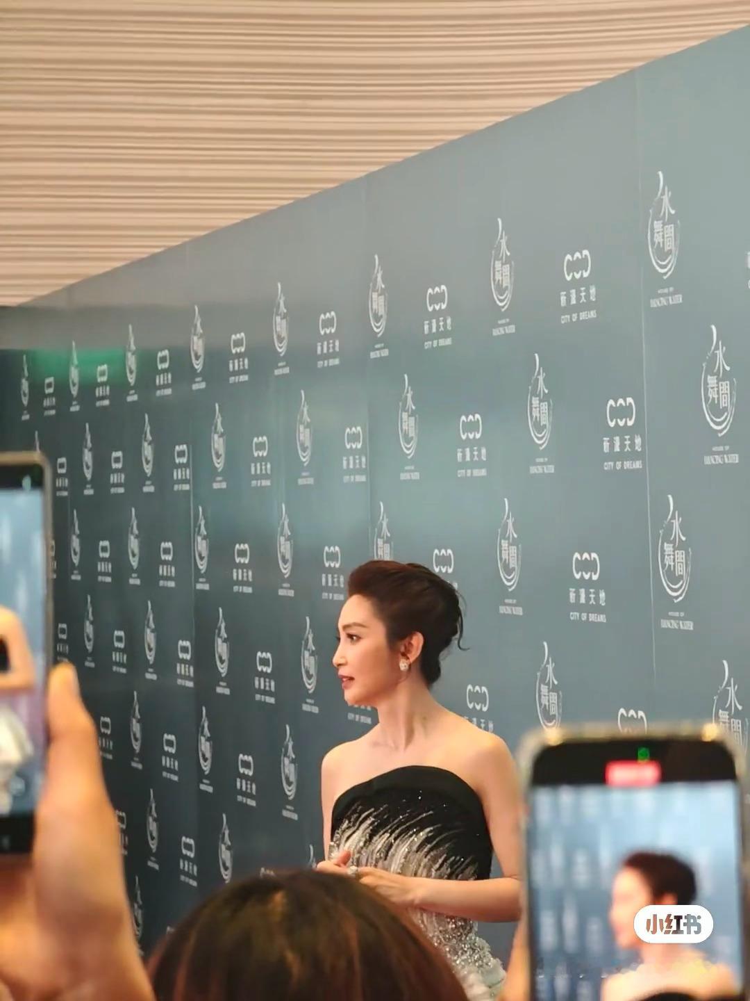 李冰冰这两张Live图好闪耀✨ 李冰冰于适同框活动路透 ​​​