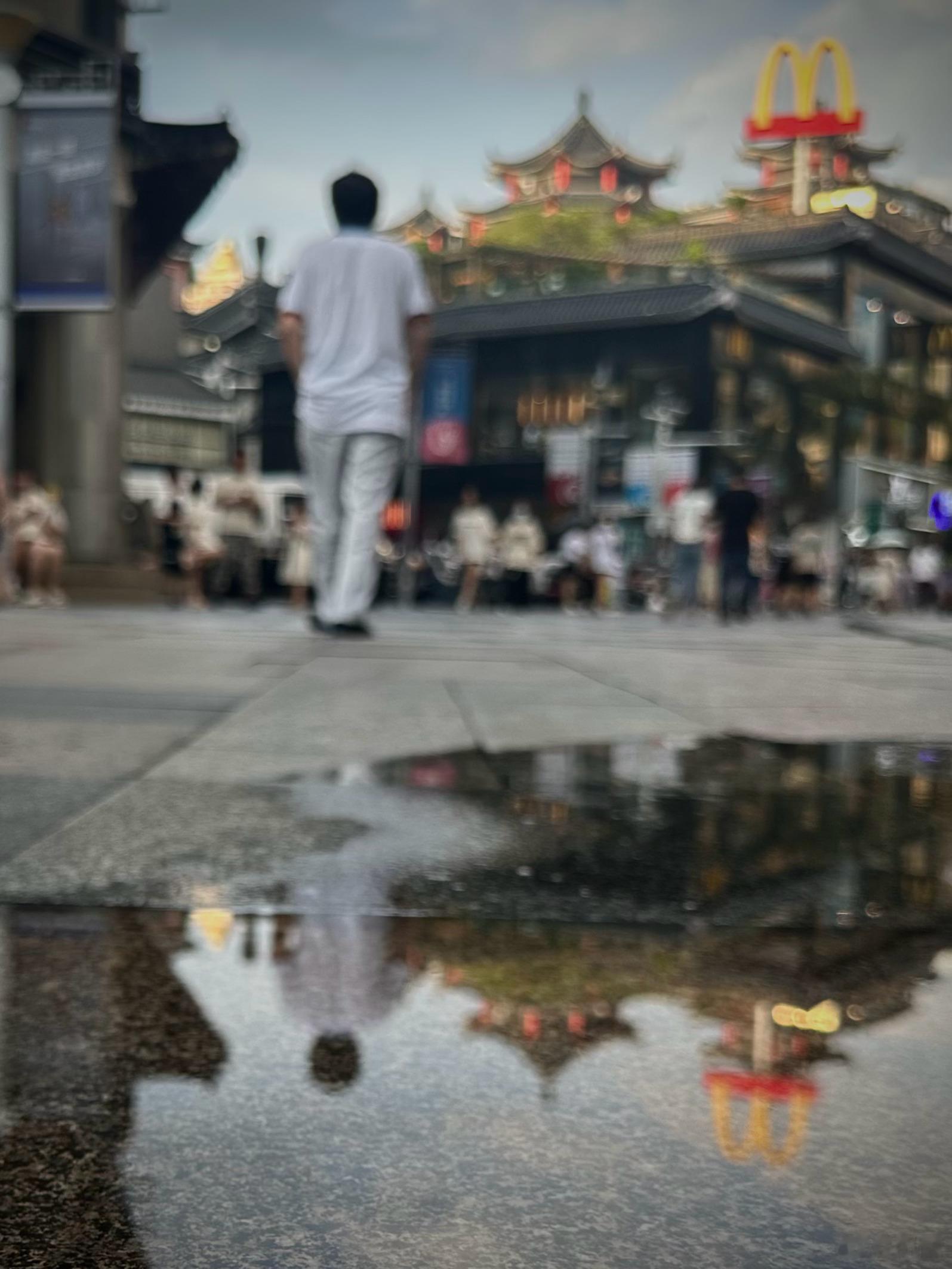 暴雨过后，街头的麦当劳和鱿鱼摊  ​​​