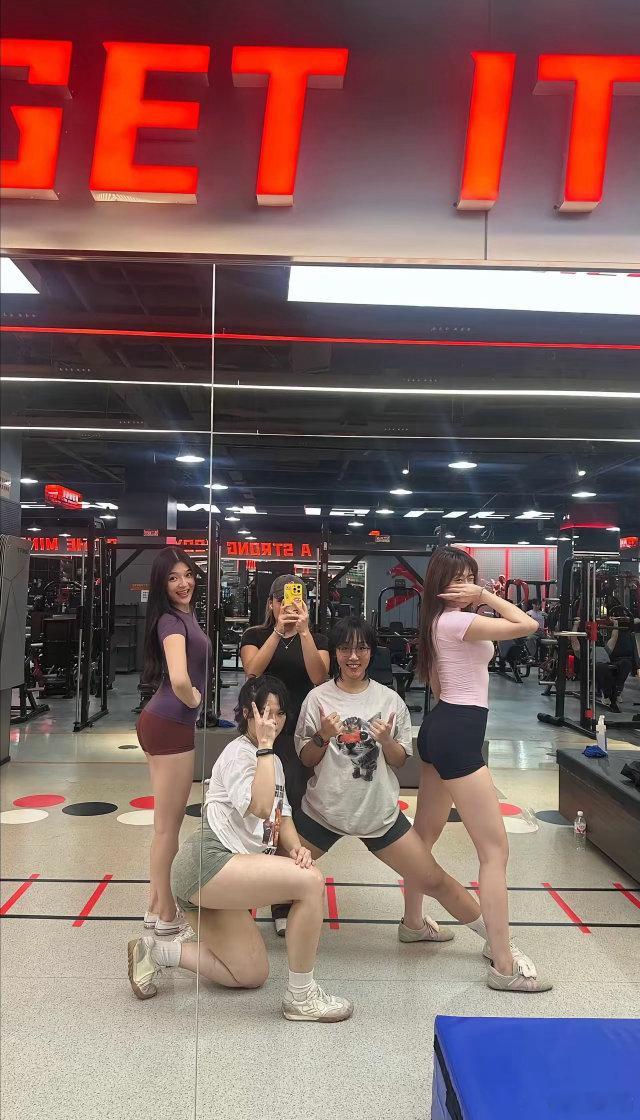 她们陪你锻炼，你一个月去几天健身锻炼见人不如健身锻炼美女