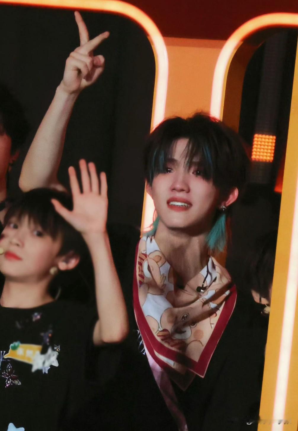 苏新皓哭了！TF家族音乐会告别环节，泪洒舞台尽显王者的柔软底色

TF家族新年音