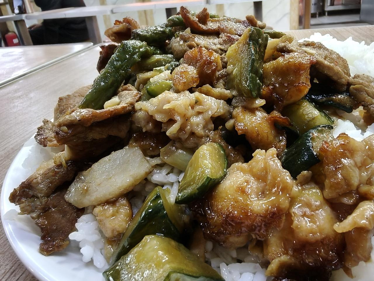 今天的5碗饭超标了。说好的15元5碗饭，一荤一素。最后变成了两个全是全是肉菜。超