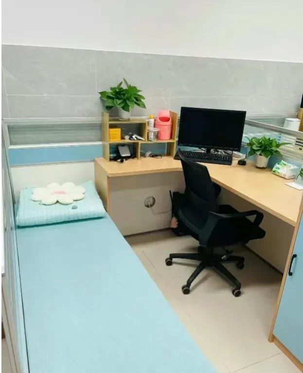 这种带床的工位，到底是压榨还是福利呢？