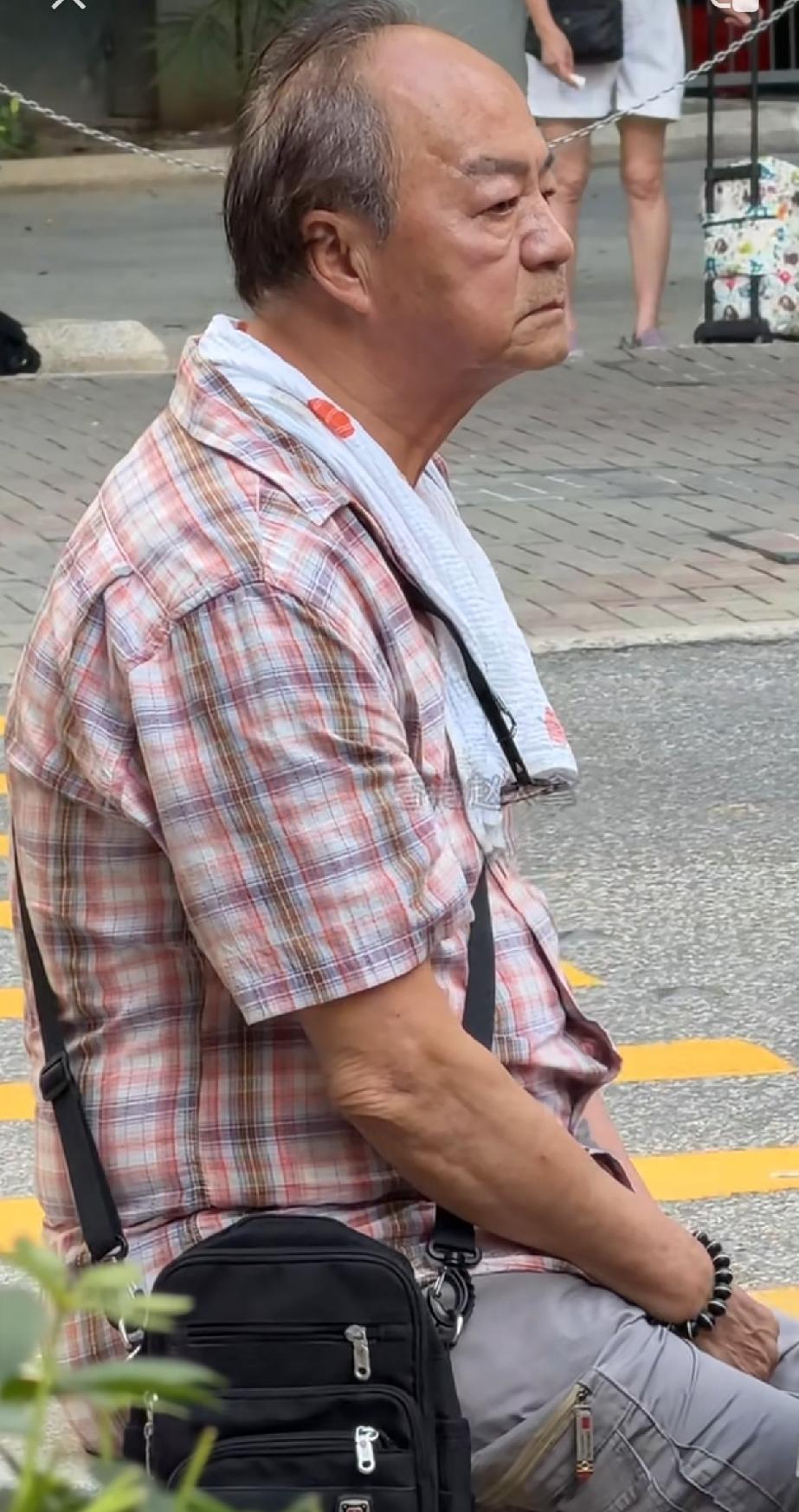 这个秃顶又平凡的老爷子，年轻的时候也是个帅气的小鲜肉。