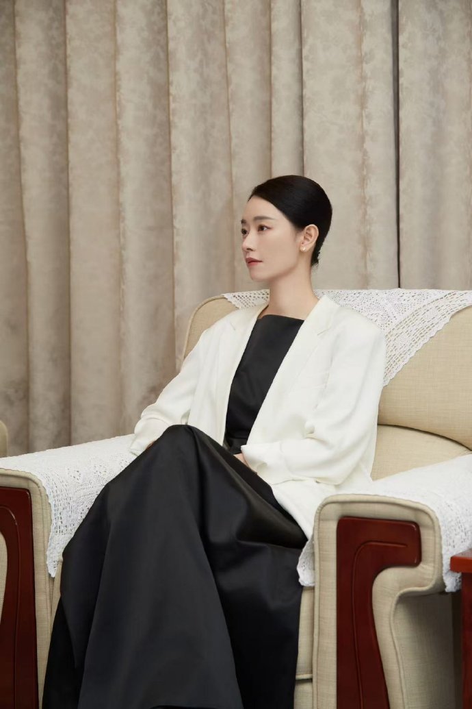 刘雅瑟体制内女友感 2025 中国公益时刻中，刘雅瑟以影响力慈善明星身份出现，白