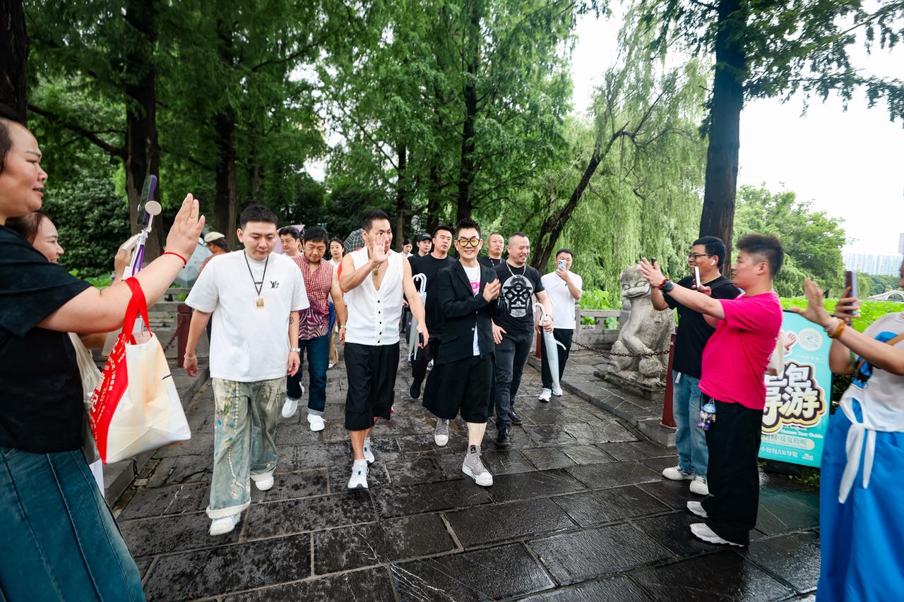 “展昭”前来拜见包大人了！
谁懂这一刻的含金量，何家劲作为任贤齐合肥演唱会的嘉宾
