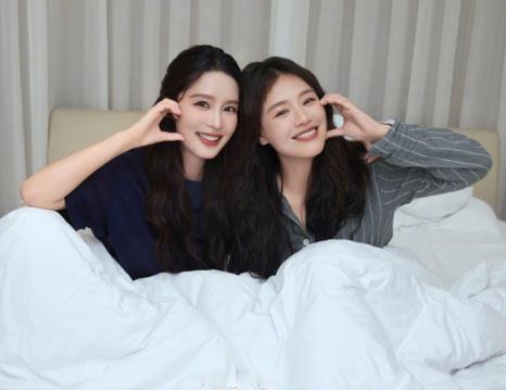 马思纯李沁这是睡一起了吗 马思纯和李沁官宣下班了，晚安。官宣的照片中两人依偎在同