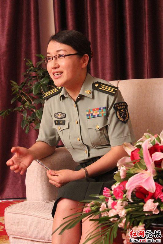 从被怀疑藏有“内鬼“到真相震动全球：一位中国女军事专家在电视节目里，仅仅靠着翻阅