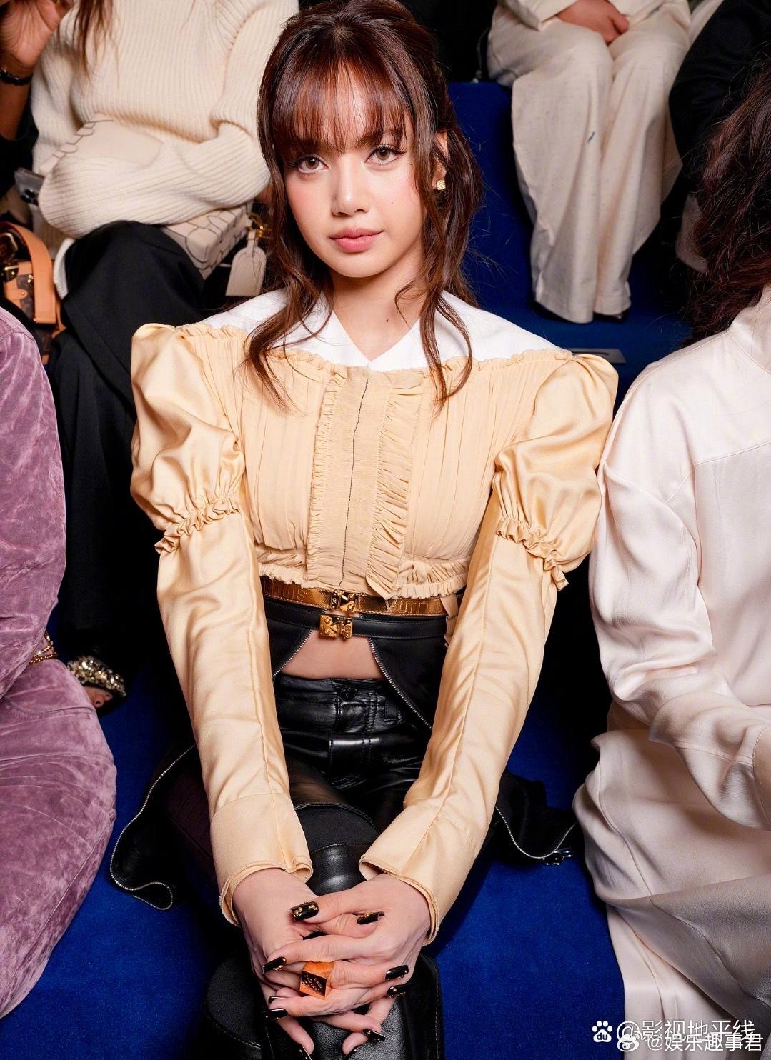 10日，众星亮相巴黎时装周同场大秀，刘亦菲黑长直配花朵裙颜值耀眼，下车飞吻超甜，