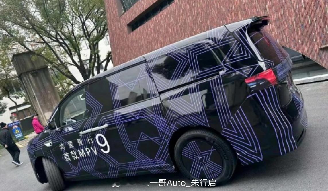 全新智界V9的MPV首张谍照图被曝光整车看起来很像是圆润版的阿尔法D柱不是贯通的