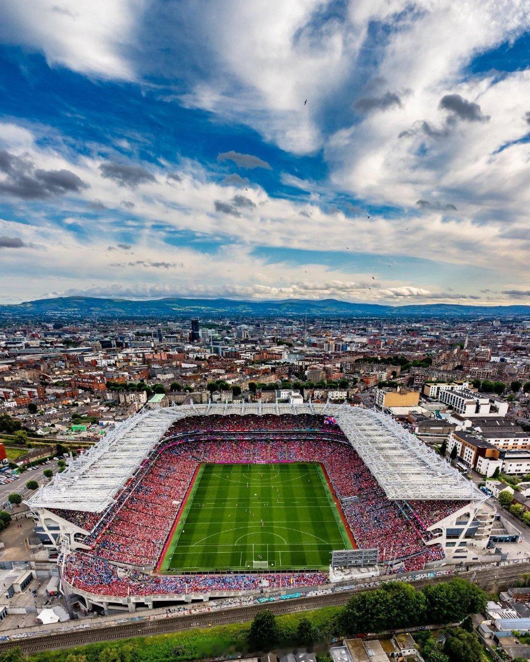 【欧冠决赛候选球场】爱尔兰首都都柏林，有两个大型球场。2010年落成的英杰华体育