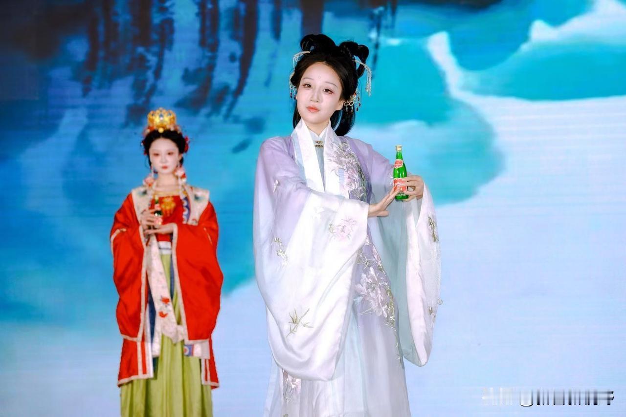 穿越时空的西凤之美，现代与传统的完美融合陕西有哪些名酒 分享一张你随手拍下的街景