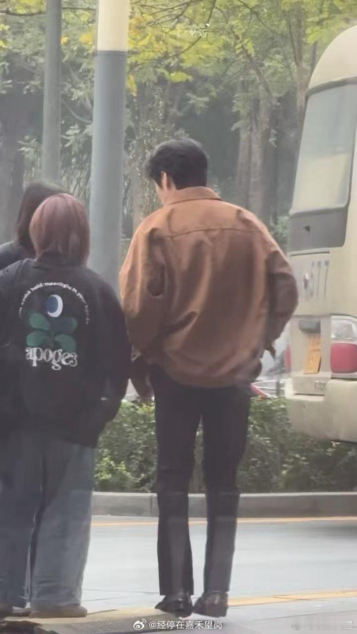 魏大勋拍摄物料上班路透魏大勋拍摄物料上班魏大勋拍摄物料上班路透，哇塞，[疑问][