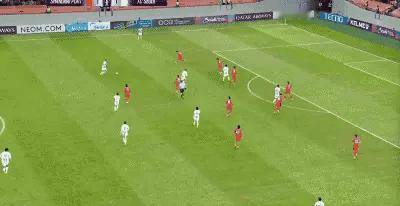 没想到上海海港又丢球了啊！
刚刚扳平比分后，对手首尔队又利用一次简单的左路传中机