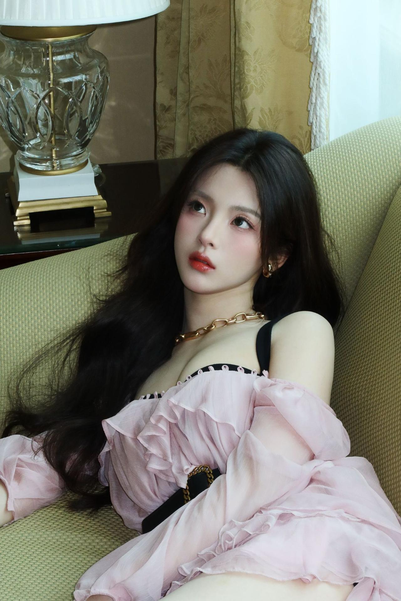 杨超越
沙发的绒面接住她的影子
像接住一捧揉皱的月光
粉纱裙是半透明的雾
裹着她