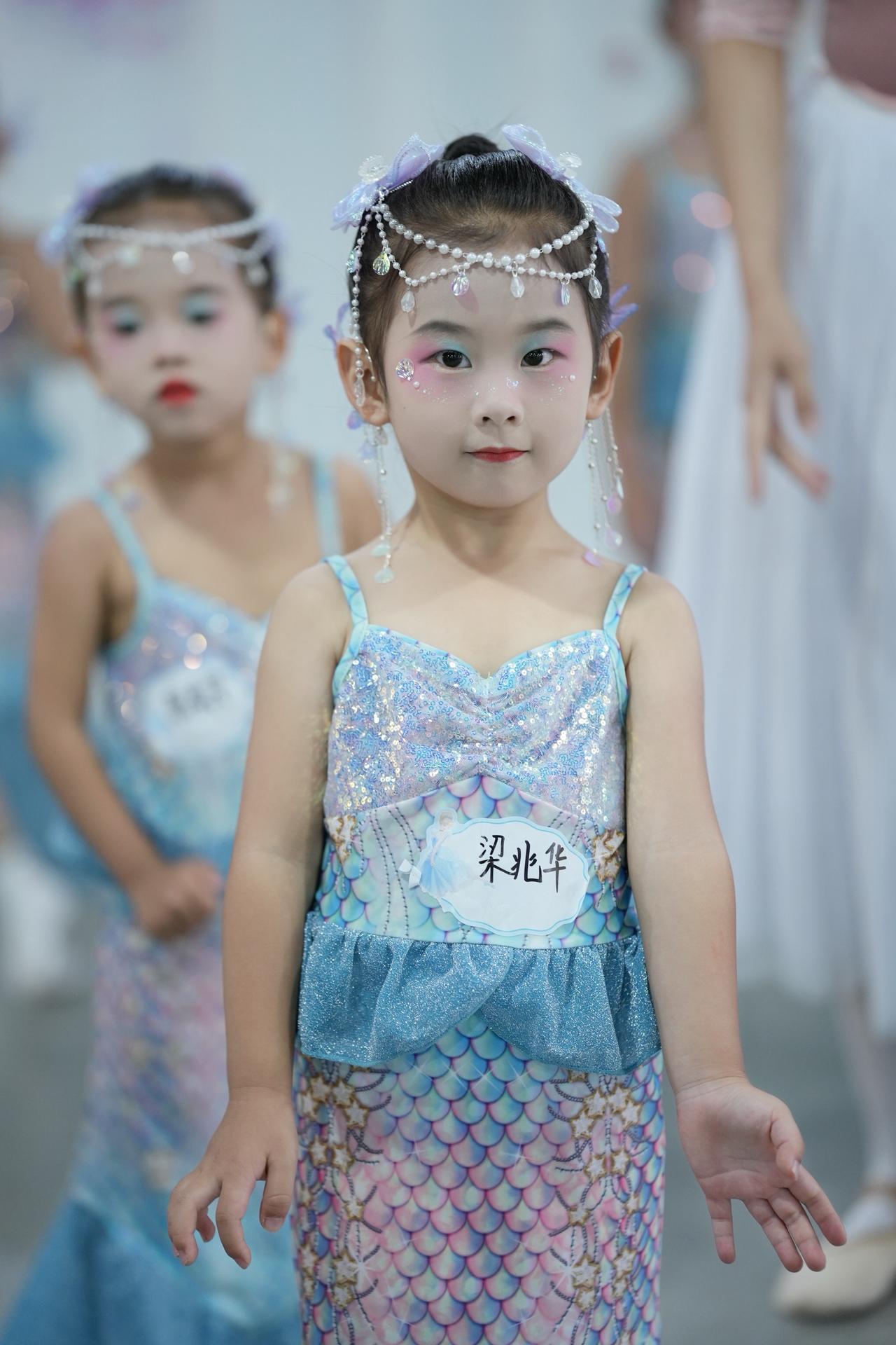 人鱼公主现身 小美人鱼闪亮登场 萌娃登台