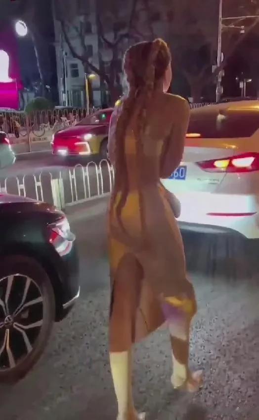 这姑娘连件囫囵衣服都没有，心疼啊！

      