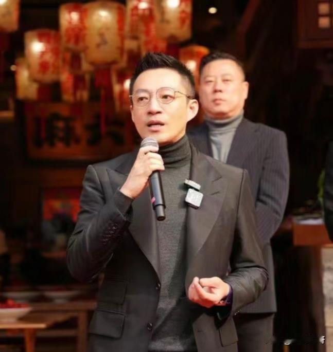 汪小菲这排面可以啊！再婚时不仅给mandy准备了一枚超级大的钻戒，还在麻六记的店