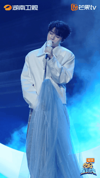 王俊凯好六StealTheMoon舞台直拍 你好星期六 月光、白衬衫、温柔嗓音，