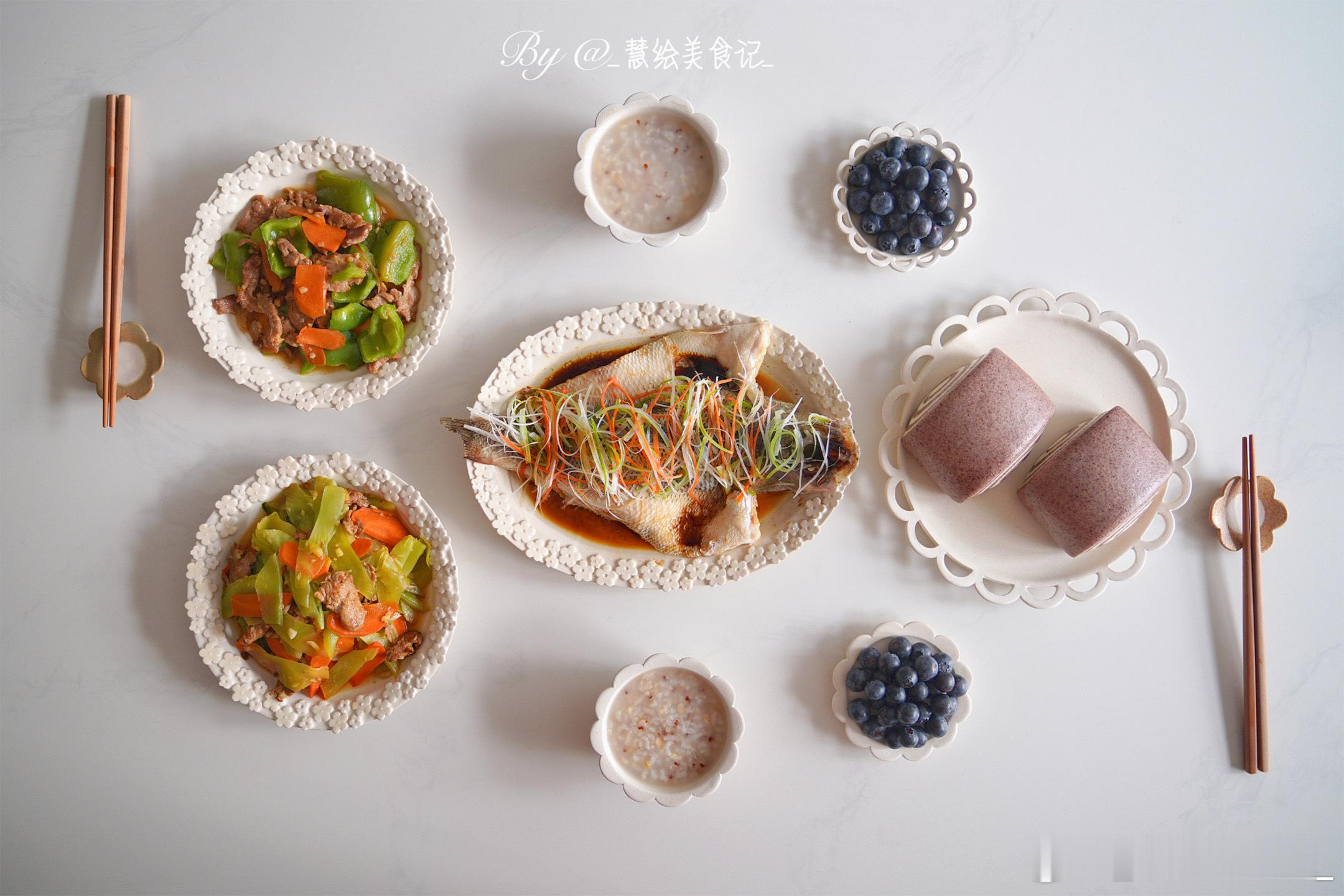 晚饭🍚清蒸鲈鱼、芦笋胡萝卜炒肉、青椒小炒肉、紫米馒头、藜麦粥、蓝莓~ ​​​