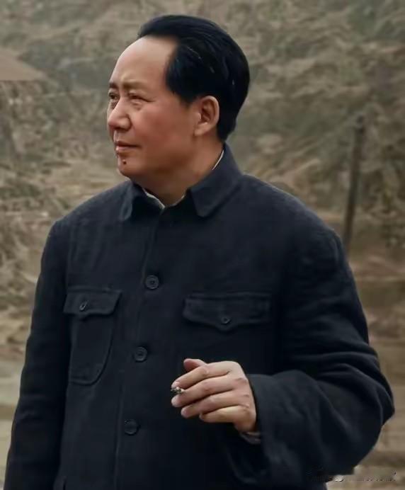 画面信息
 
这是演员唐国强饰演毛泽东同志的影视剧照。
 
着装：身着深灰色粗布
