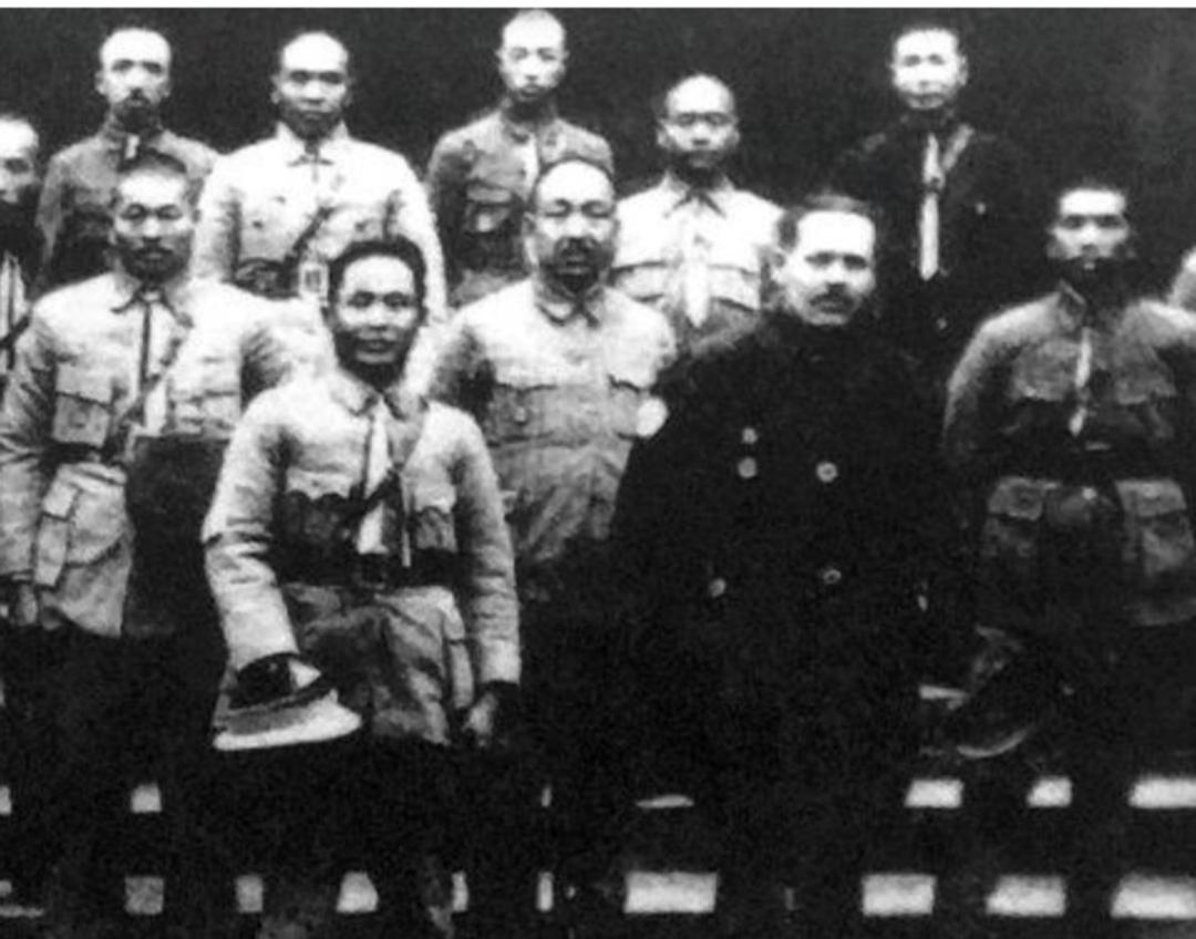 1922年6月，时任广东省长兼粤军总司令的陈炯明发动兵变，炮轰总统府，迫使孙中山