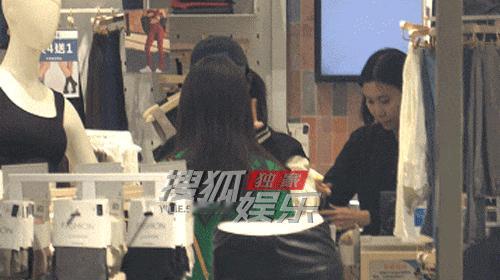 #刘亦菲素颜逛街购物#素颜很奶的茜茜[羞嗒嗒][羞嗒嗒] 话说最近都在偶遇刘亦菲