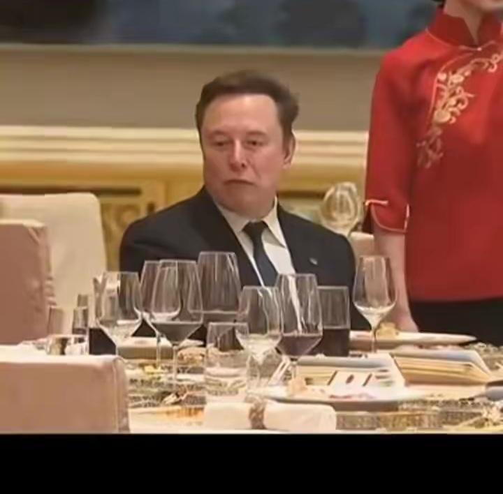 吃个饭要这么多杯子干什么？