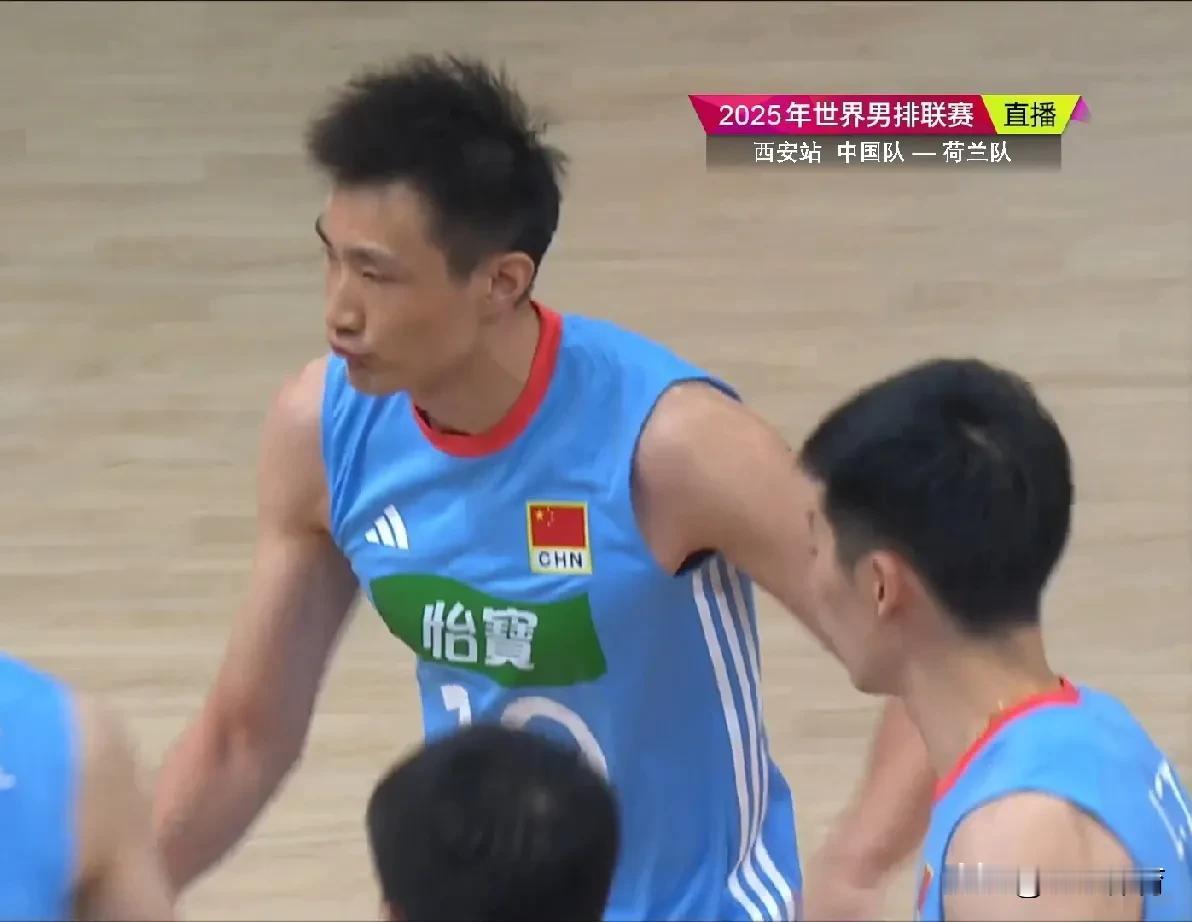 中国男排发球起势，25-19拿下第一局胜利。
开局中国队1-3落后，李咏臻连续发