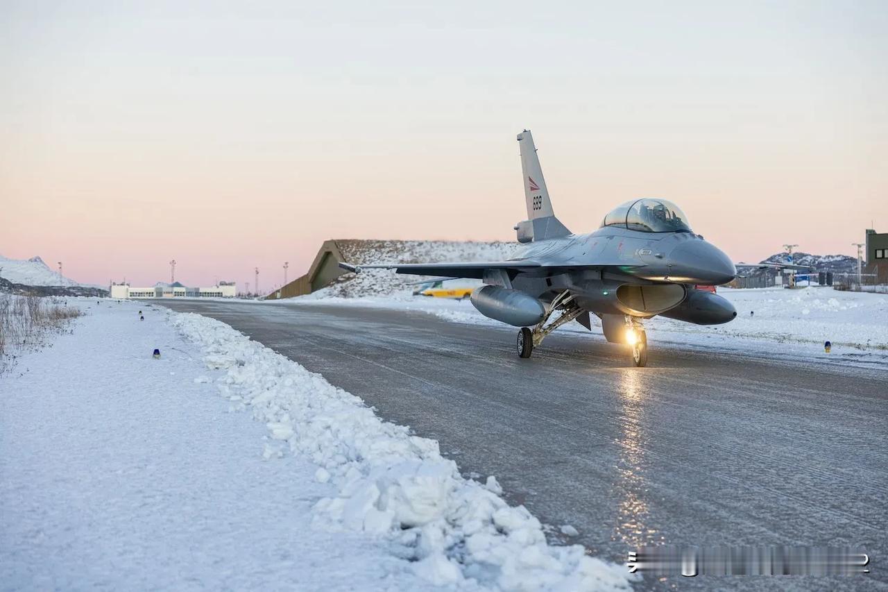 F-16飞往丹麦，参加训练乌克兰飞行员：照片

训练乌克兰飞行员的F-16战斗机